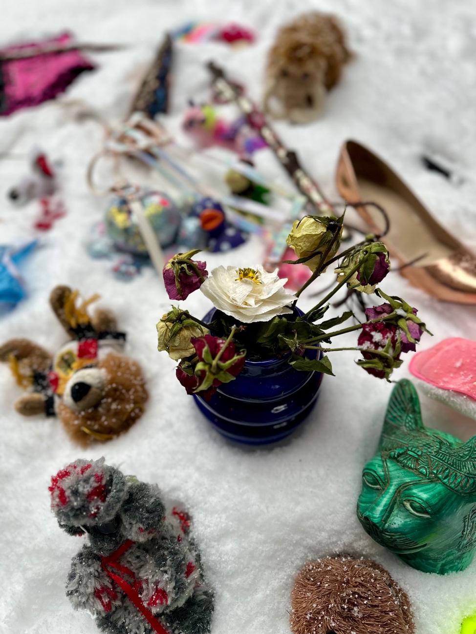 A group of objects on a table
AI-generated content may be incorrect.