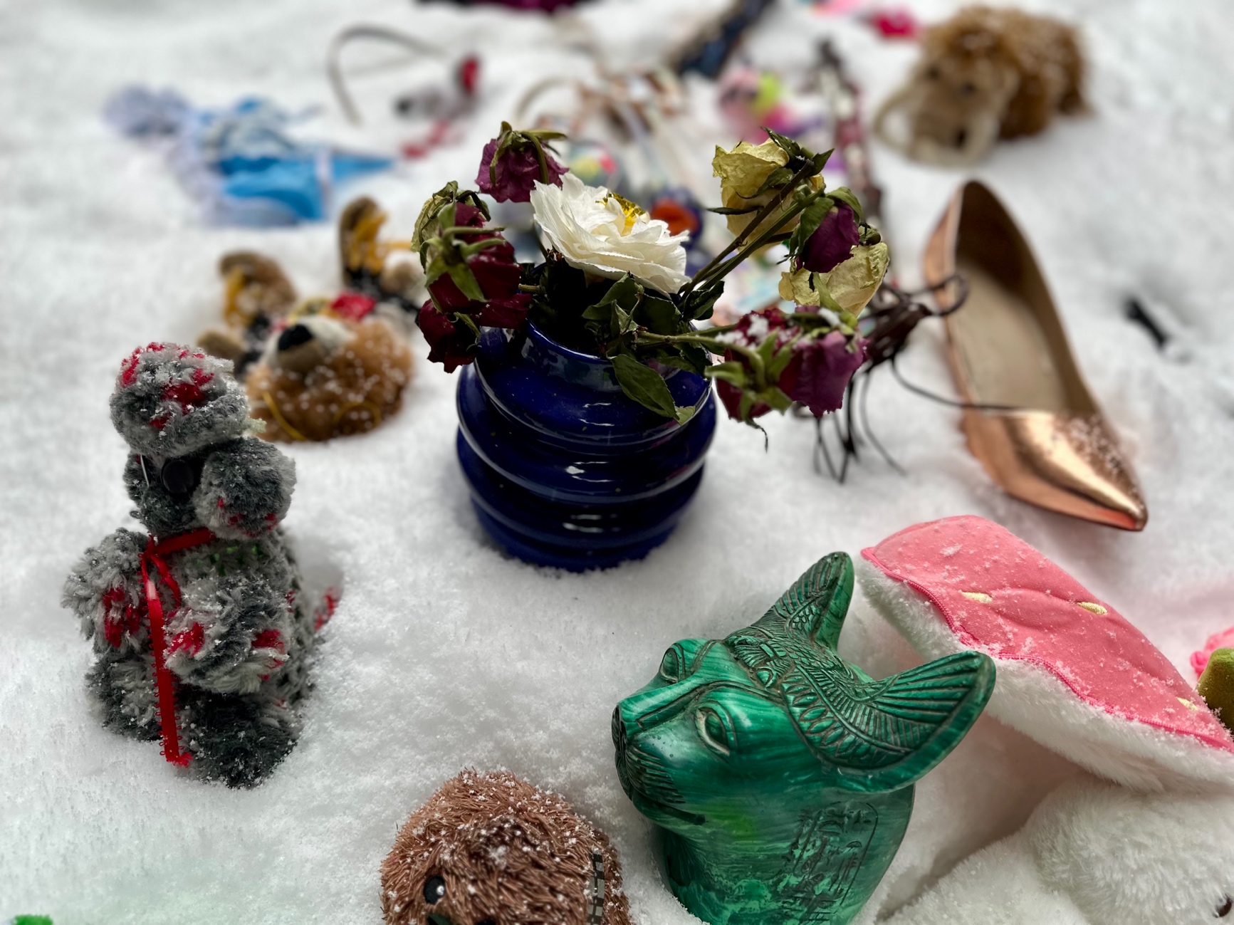 A group of objects on the snow
AI-generated content may be incorrect.